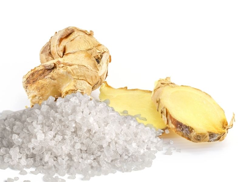 Gừng rang muối hạt chườm bụng giảm mỡ.