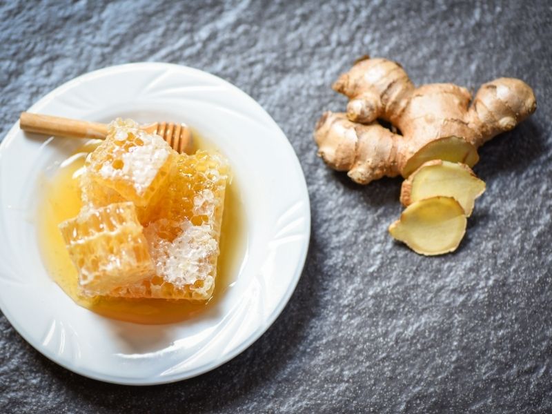 Pha nước gừng với mật ong uống giảm mỡ.