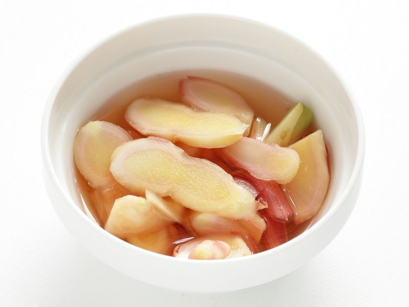 Gừng đem ngâm rượu dùng giảm mỡ bụng.