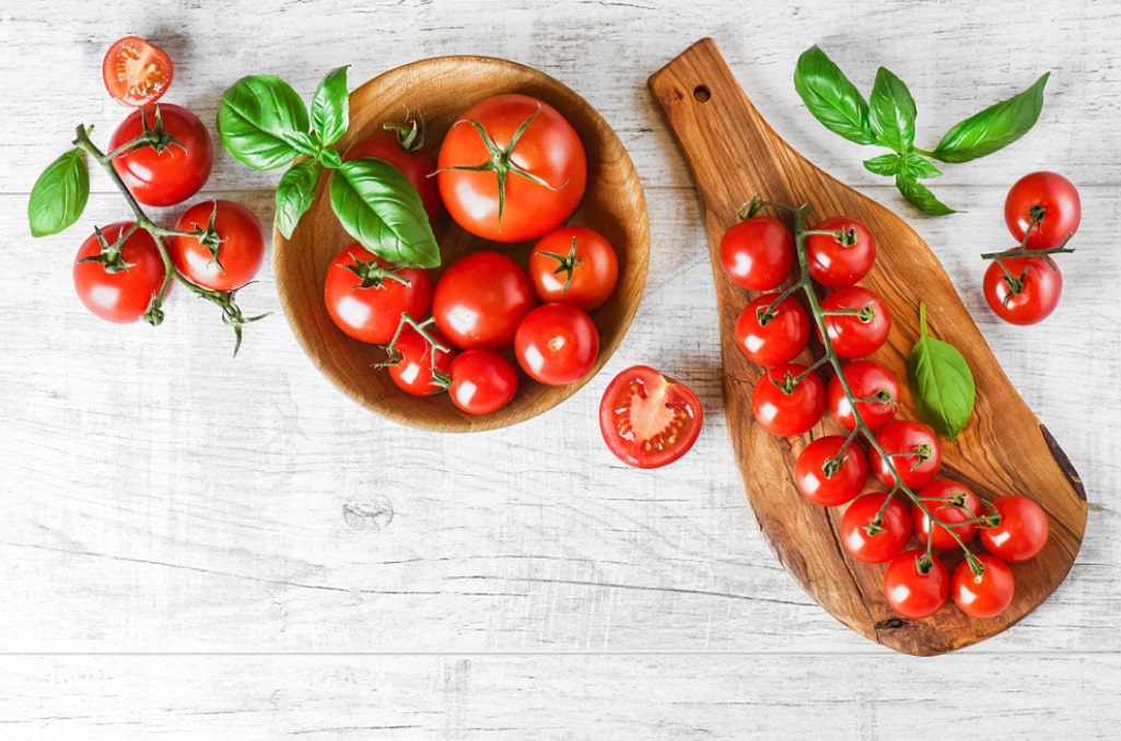 Cà chua cũng có tính axit nhẹ có thể loại bỏ tế bào chết, làm nách sáng màu và khử mùi hôi