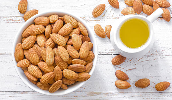 Dầu hạnh nhân trị thâm lưng