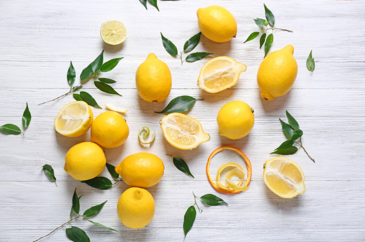 Chanh giàu vitamin C nên có tác dụng làm trắng và chống vi khuẩn, giúp trị thâm nách hiệu quả