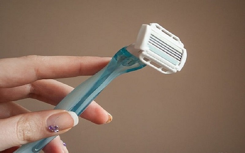 Việc nhổ, cao thường xuyên không chỉ khiến lông mọc nhanh, đen, cứng, dài hơn mà còn dẫn đến thâm nách.