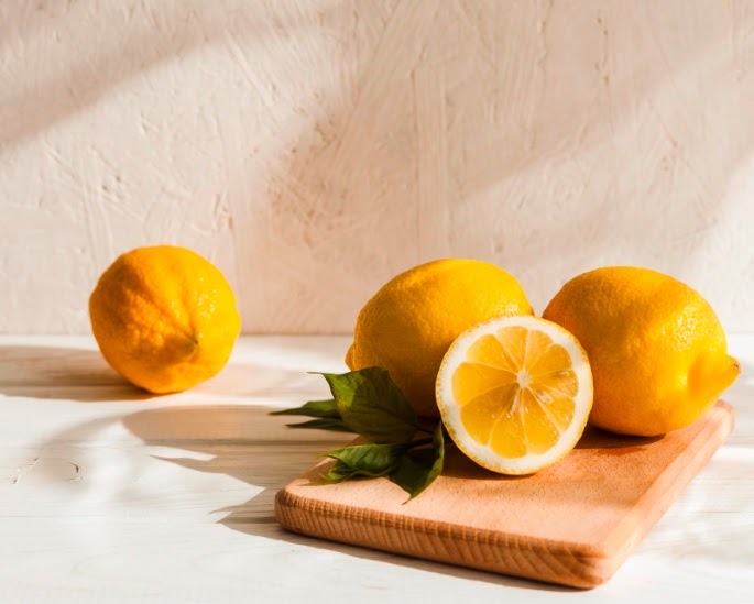 Chanh rất hữu ích cho việc làm trắng đầu gối và khuỷu tay